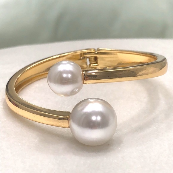 🎉Host Pick!🎉NEW! Faux pearl and gold twist accent bracelet - Picture 1 of 9